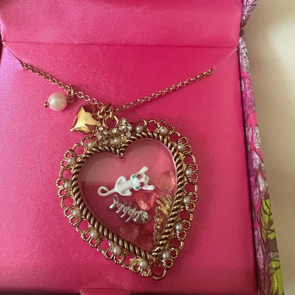 Beautiful Betsy Johnson statement necklace